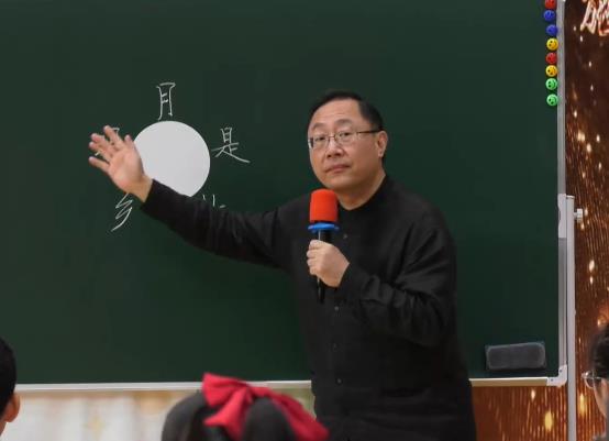 王崧舟，《最中國(guó)：月是故鄉(xiāng)明》，五年級(jí)下冊(cè)，第一單元